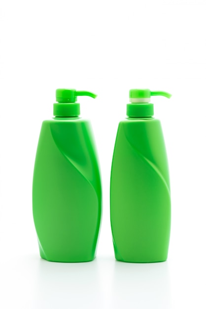 Foto bottiglia del condizionatore di capelli o dello sciampo su fondo bianco