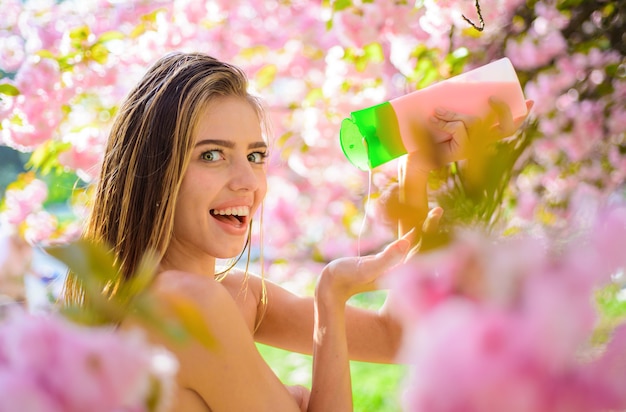 Foto shampoo per capelli balsamo per capelli cosmetico per capelli donna con cosmetici per capelli bella donna con