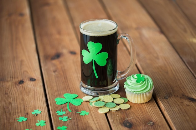 Shamrock op glas bier groene cupcake en munten