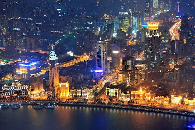 Шанхай с высоты птичьего полета с городской архитектурой в сумерках