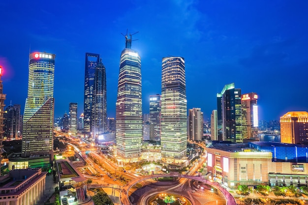 Shanghai bij nacht luchtfoto van lujiazui het centrum van China