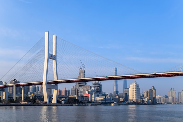 Шанхай, китай - 18 февраля 2021 г .: мост нанпу - первый мост, пересекающий реку хуанпу из центра шанхая и соединяющий его с районом пудун через реку.