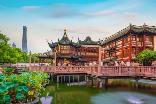 Shanghai, China uitzicht op het traditionele Yuyuan Garden District in de schemering