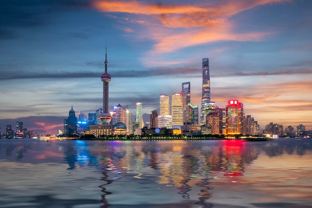 Foto città di shanghai dall'alto con il fiume e il cielo mattutino sullo sfondo shanghai cina