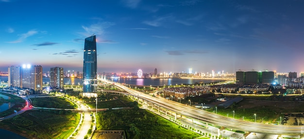 Passaggio di interscambio di shanghai e strada elevata nel crepuscolo