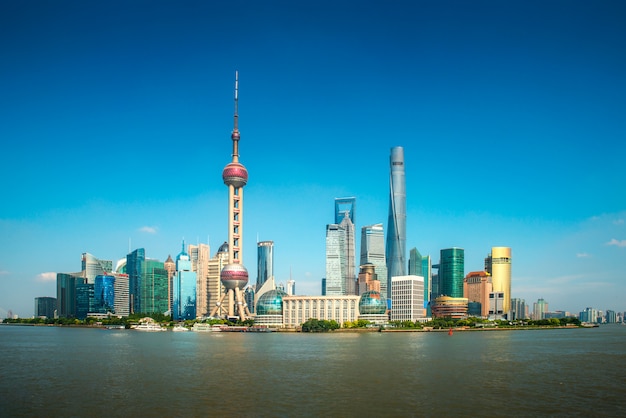 Горизонт торговой зоны финансов и делового района Шанхая lujiazui с круизным судном, Шанхаем Китаем