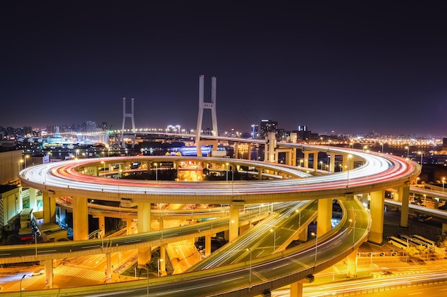夜の上海南浦橋複雑なスパイラルアプローチ橋