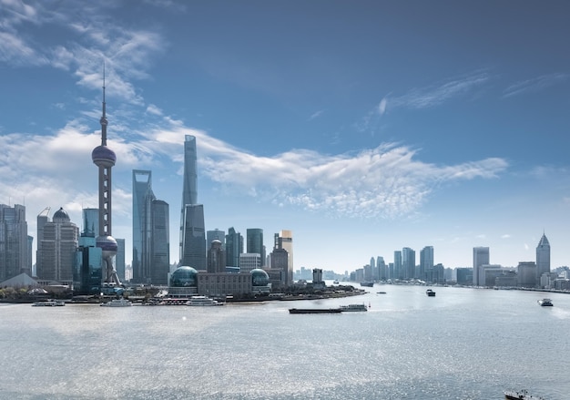 Skyline di shanghai contro un cielo blu la cina