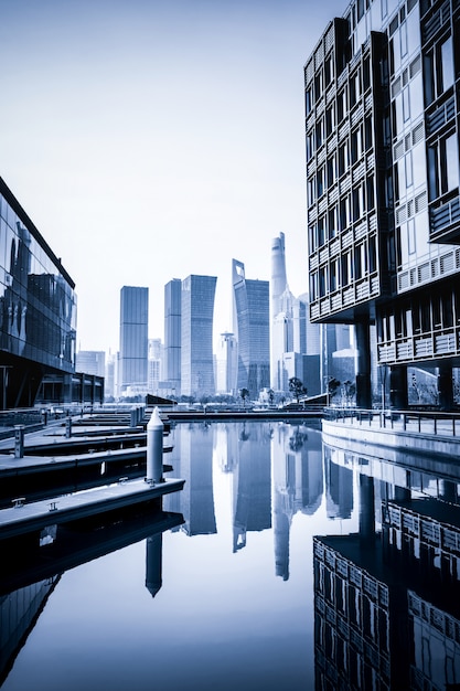 Skyline di shanghai in giornata di sole, cina