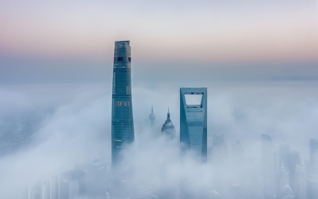 Photo shanghai tower and buildings against sky during foggy weather