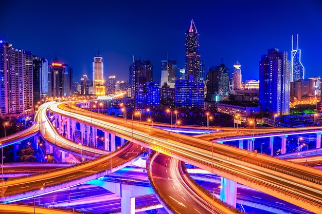 Shanghai verhoogde wegverbinding en uitwisseling viaduct &#39;s nachts