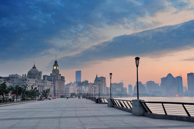 Shanghai waitan-district met historische gebouwen over de rivier in de ochtend