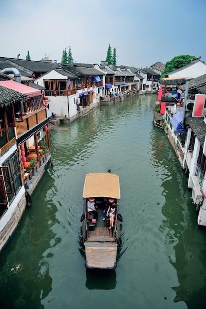 보트와 역사적인 건물이 있는 상하이 Zhujiajiao 마을