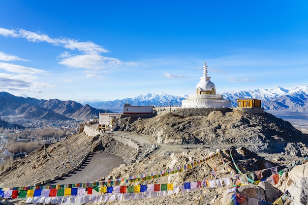 Changpa, Leh 지구, Ladakh 지역, 인도에서 언덕에 Shanti Stupa