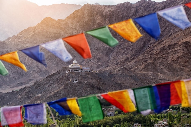 Foto shanti stupa è uno stupa buddista a cupola bianca a leh in india