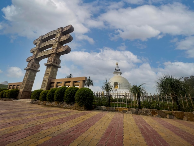 Ступа Шанти, известная как Пагода мира во всем мире, парк Индрапрастха в Нью-Дели.