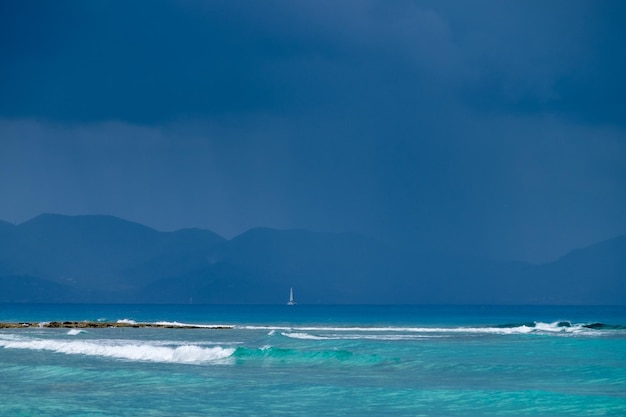 アンギラの雨の午後の Shaol Bay West ビーチ