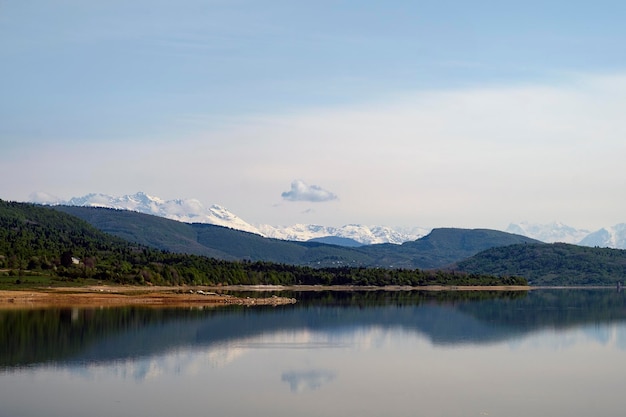 Shaori-meer in de regio Racha, Georgia