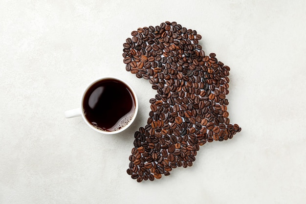 Forma del continente africano fatta di chicchi di caffè