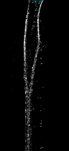 물 라인의 모양 형태가 공기 중의 튜브 소나무 물에 떨어지며 동작 정지 샷 모양 선 텍스처 그래픽 리소스 요소 검정색 배경 격리를 위해 물을 던지십시오.