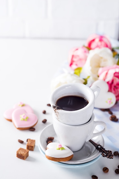 Biscotti a forma di amore e regalo tazza di caffè a san valentino o la festa della mamma, regalo