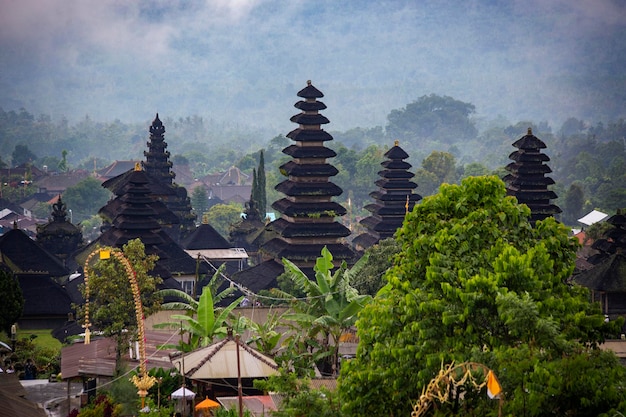 Foto tetti sagomati del tempio di pura besakih a bali, indonesia