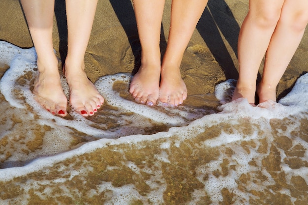 바다 근처 모래에 매끈한 여성 다리