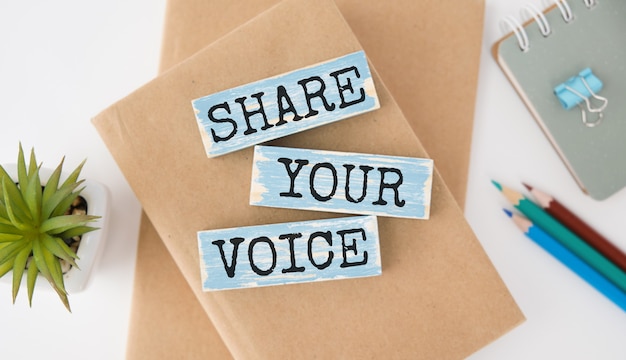 Share Your Voice-tekst op een houten kubus