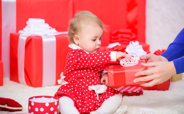 写真 赤ちゃんのクリスマスの楽しみを家族と共有する 赤ちゃんのクリスマス 赤ちゃんのクリスマス 赤いプレゼントボックスの近くで遊ぶ 赤いプレゼントボックスの近くで遊ぶ 赤いプレゼントボックスの近くで遊ぶ