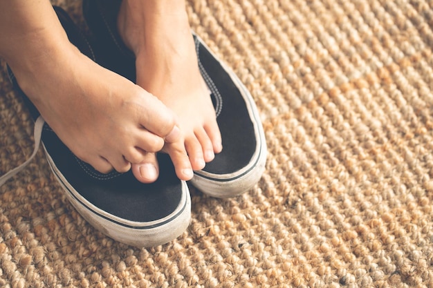 수건, 의복, 양말 또는 신발을 다른 사람과 공유하면 곰팡이와 가려움증이 발생할 수 있습니다.