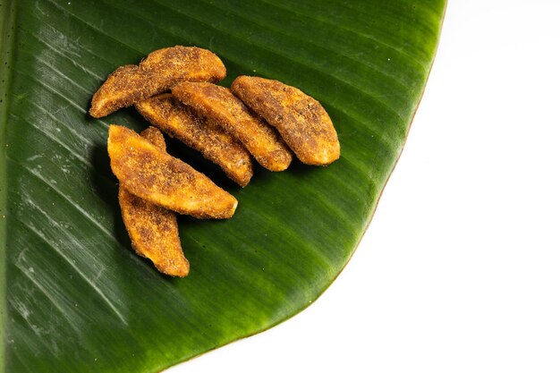 사진 sharkara upperi 또는 sarkara varatti는 흰색 배경이 있는 케랄라 격리 이미지에서 인기 있는 달콤한 스낵입니다.