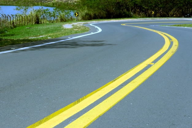 空の道路の急カーブ