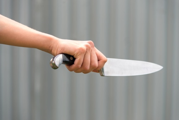 사진 회색 배경에 여성 손에 날카로운 위험한 칼 자기 방어 공포 공포 살인