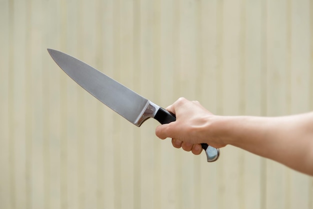 사진 노란색 배경 자기 방어 공포 공포 살인에 여성 손에 날카로운 위험한 칼
