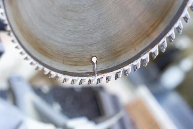 Foto lama per troncatrice circolare in metallo affilata. macchina per la lavorazione del legno. messa a fuoco selettiva, posto per il testo.