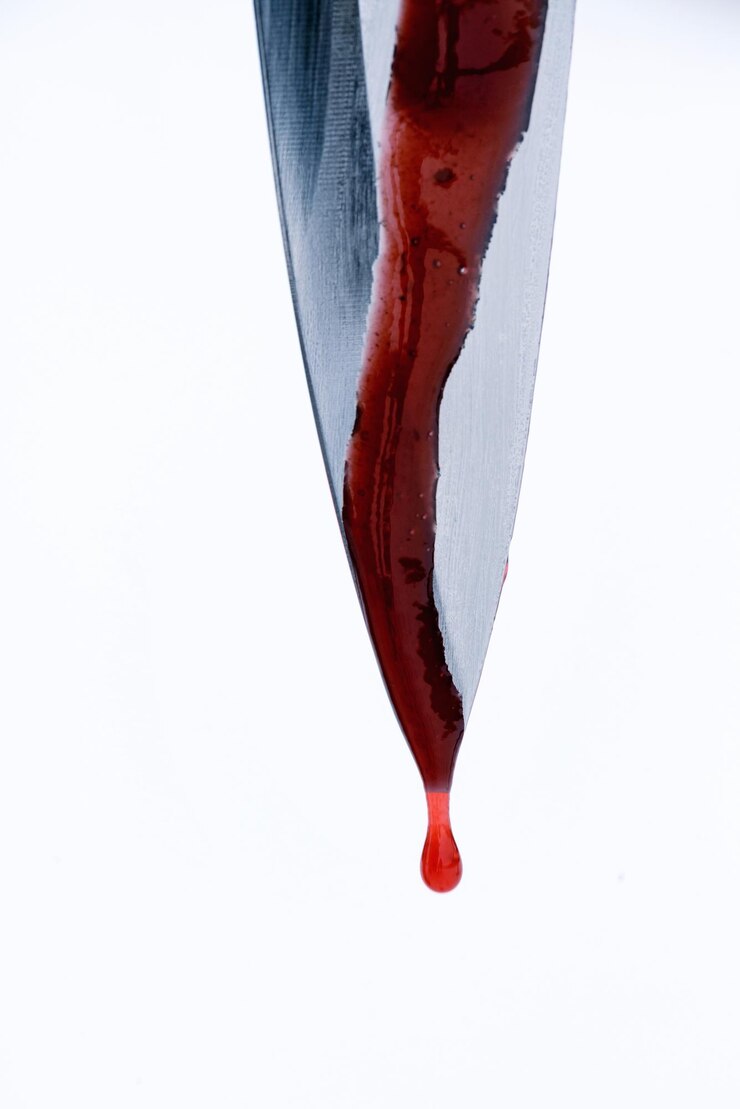 Photo sharp murder knife weapon with blood dripping droplets