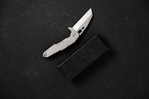 Photo sharp pocketknife on a black background