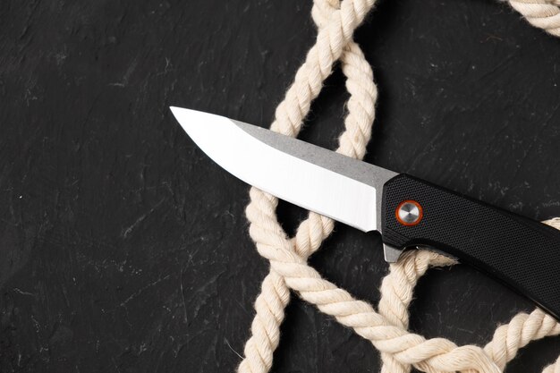 Photo sharp pocketknife on a black background