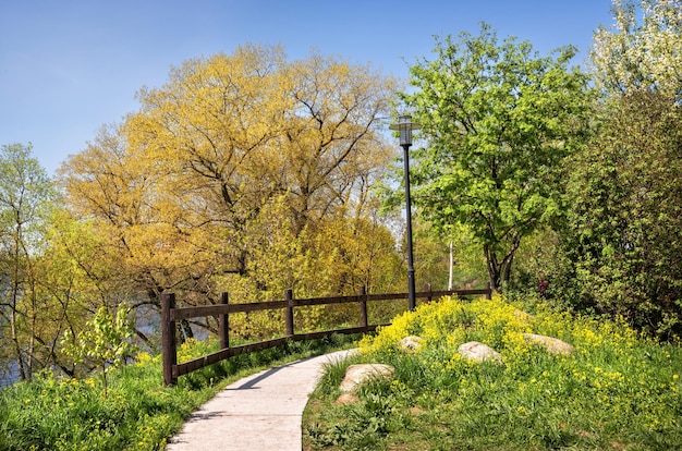 Photo sharp track in the spring park near the river in pskov