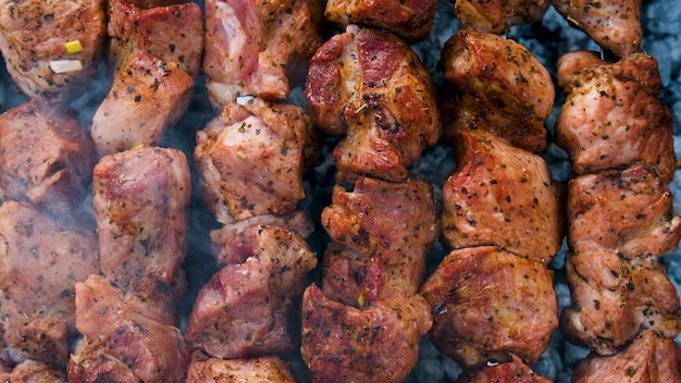 Carne shashlik da friggere su spiedini. messa a fuoco selettiva. cibo.