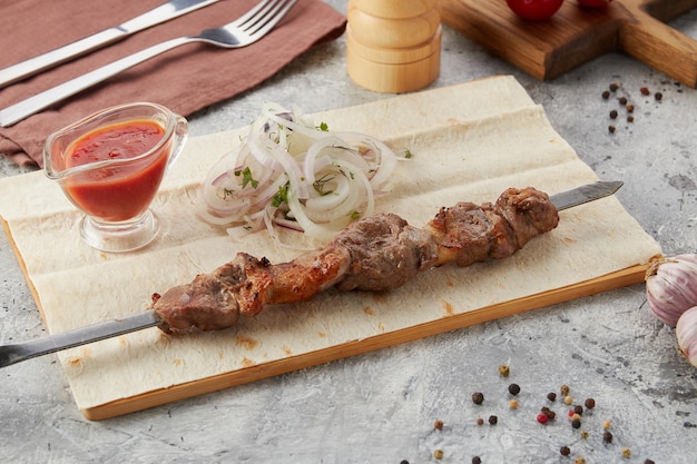 Foto shashlik of shish kebab op metalen spiesjes