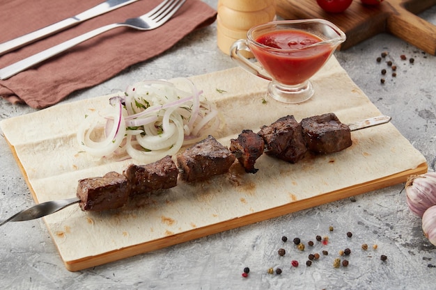 Foto shashlik of shish kebab op metalen spiesjes