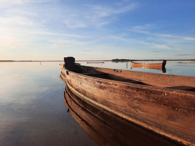 Ecoturismo dei laghi shatsky parco naturale nazionale di shatsk l'acqua speculare del lago riflette il cielo