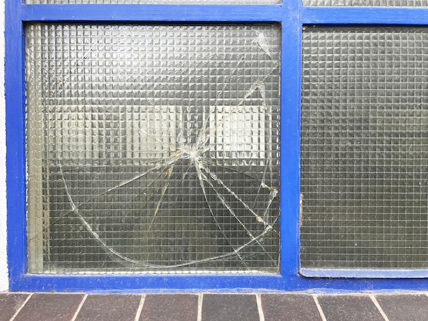 Shattered wire mesh or wired safety glass