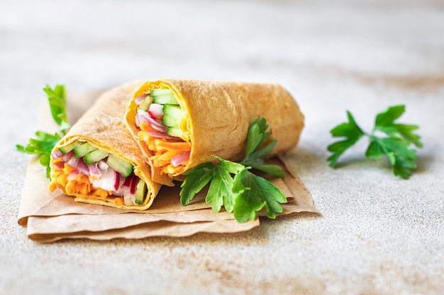 Shaurama doner kebab pane pita ripieno di verdure piatto biologico cibo sano vegetariano cibo vegano o vegetariano