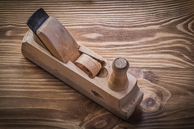 Foto piano di rasatura su tavola di legno d'epoca vista dall'alto concetto di costruzione