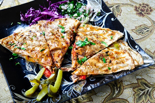 구운 고기, 버섯과 Shawarma 샌드위치 (피타 빵). 전통적인 중동 간식.