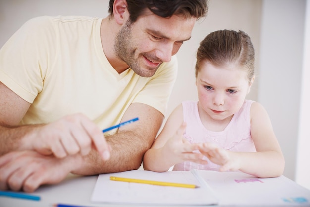 彼女はいつも宿題をしている小さな女の子が宿題をしている様子を切り取ったショット