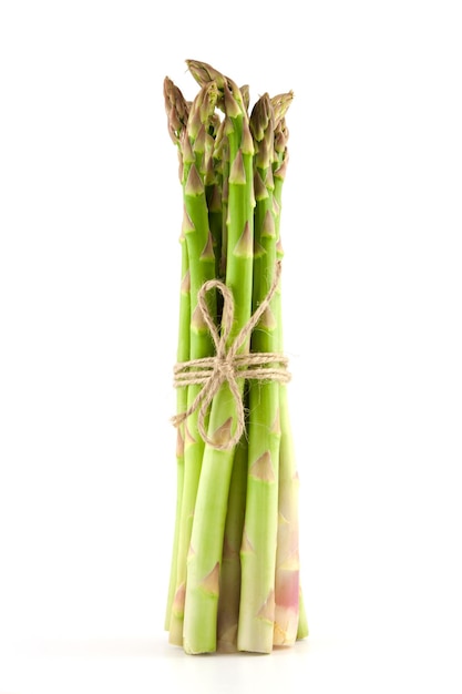 Foto covone di asparagi verdi maturi su sfondo bianco