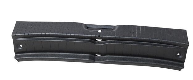 Покрытие багажника части кузова автомобиля из черного пластика на белом изолированном фоне в фотостудии для замены или продажи в мастерской